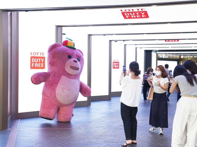 롯데면세점이 벨리곰 팝업스토어를 연다. 사진은 지난 12일 롯데면세점에 깜짝 방문한 벨리곰. 사진=롯데면세점