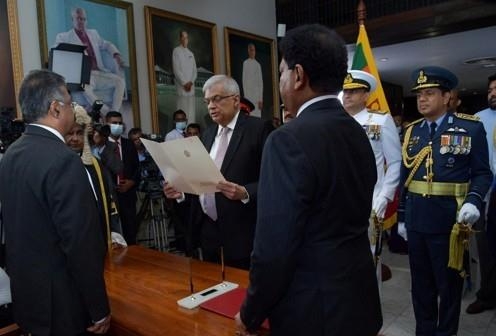 21일(현지시간) 라닐 위크레메싱게 스리랑카 신임 대통령이 자얀타 자야수리야 대법원장 앞에서 취임 선서를 하고 있다. 사진=연합뉴스