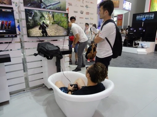 중국 최대의 게임쇼 ‘차이나조이’ 부스에서 콘솔 게임을 즐기는 중국인들. 사진=바이두 캡처