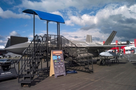 판버러 에어쇼에서 실물크기 모형이 공개된 F-35  전투기. 사진=로이터 