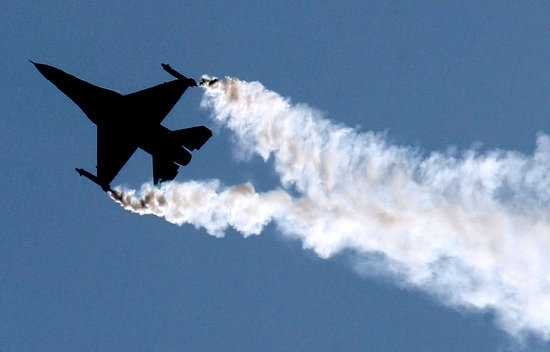 판버러 에어쇼에서 시범 곡예 비행중인 F-16 전투기. 사진=로이터 
