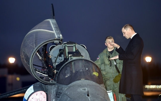 호크 계열 전투기 조종사로부터 설명을 듣는 영국 왕세자.호크 훈련기는 경전투기로 개조되었다. 사진=로이터