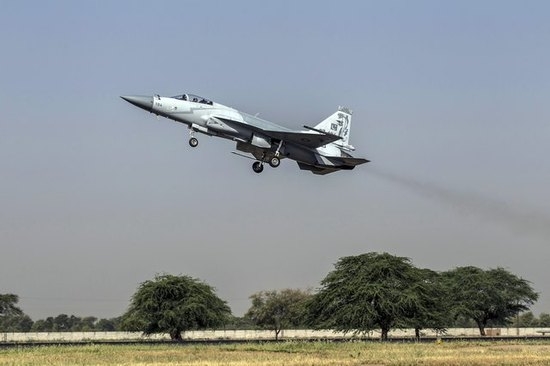 JF-17 전투기의 활주로 이륙 모습. 사진=로이터 