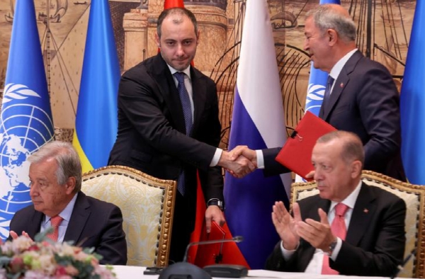 러시아와 우크라이나 대표가 22일(현지시간) 우크라이나산 곡물 수출을 재개하는 합의문에 서명한 뒤 교환하고 있다. 대표들 앞에는 안토니우 구테흐스 유엔 사무총장(왼쪽), 레제프 타이이프 에르도안 튀르키예(터키) 대통령. 사진=로이터