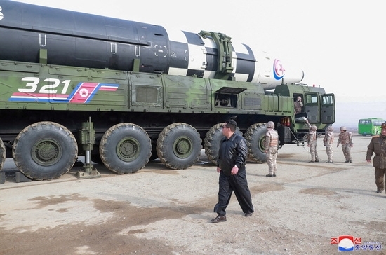김정은 북한 국무위원장이 차에 실려 있는 대륙간 탄도 미사일을 시찰하고 있다. 사진=로이터