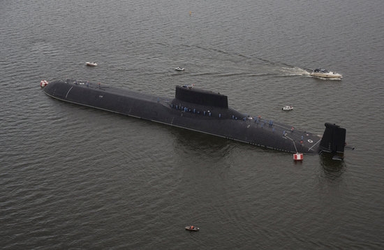 핵 추진 타이픈급 잠수함 드미트리 돈스토이가 수면으로 부상하고 있다. 사진=로이터