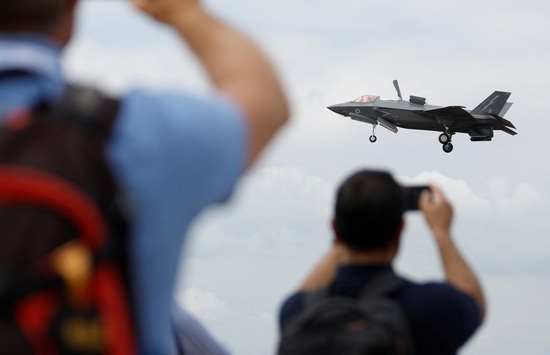 판버러2022 에어쇼에서 시범 비행중인 F-35 스텔스 전투기. 사진=로이터