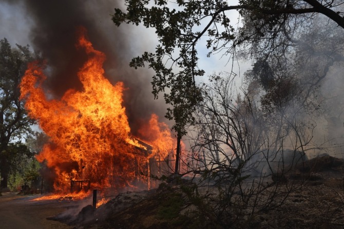 오크 화재로 불타는 미국 캘리포니아 매리포사카운티의 한 주택. 사진=연합