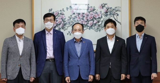 (왼쪽부터) 최상목 대통령비서실 경제수석, 이창용 한국은행 총재, 추 부총리, 김주현 금융위원장, 이복현 금융감독원장이 24일 은행회관에서 두번째 비상거시경제금융회의를 개최했다. [사진=연합]