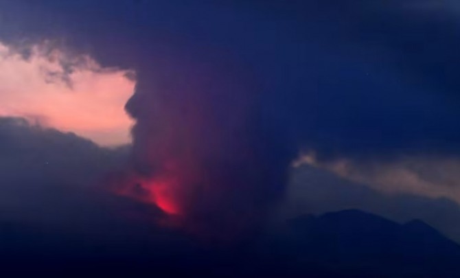 7월 24일 일본 남서부 가고시마토 현 사쿠라지마 화산이 대폭발 직전에 있다.