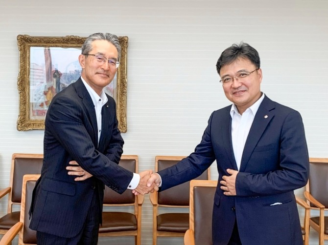 Hwang Jin-gu(right), head of Lotte Chemical’s Hydrogen Energy Business Division signed a partnership with Japan’s ITOCHU Corporation. Photo=Lotte Chemical