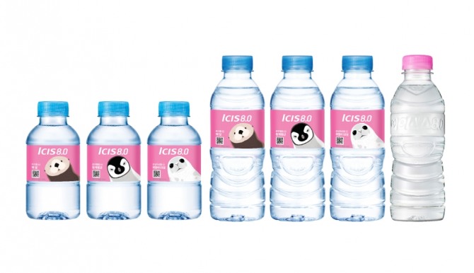 먹는샘물 아이시스8.0 200·300mL 경량화 제품. 사진=롯데칠성음료
