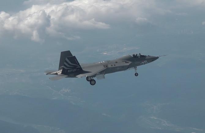 지난 19일 국산 한국형 전투기 KF-21이 개발 후 첫 비행에 성공했다.  사진=뉴시스