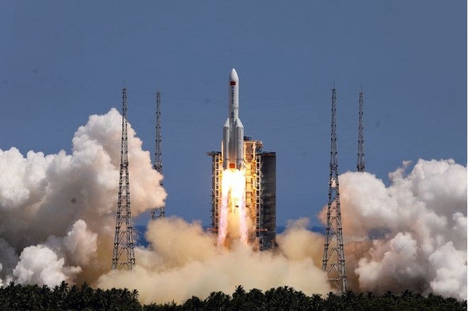 7월 24일 중국 하이난성 원창 우주선 발사장에서 중국 우주정거장의 두 번째 모듈인 웬톈을 실은 장정-5B Y3 로켓이 이륙하고 있다.  사진=로이터