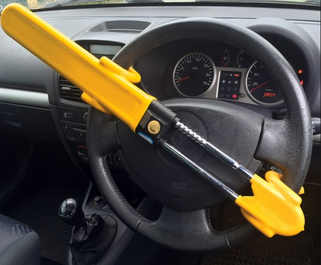 차량의 핸들에 추가하여 도난을 방지하는 보안장치.