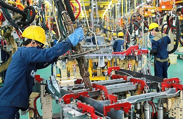 베트남은 제조업 분야 특히 전자제품 생산분야에서 부상하며 인도와 경쟁 중이다.