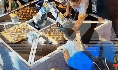 로봇과 체스를 하던 도중 로봇이 아이 손가락을 잡았다. 사진=바자 텔레그램