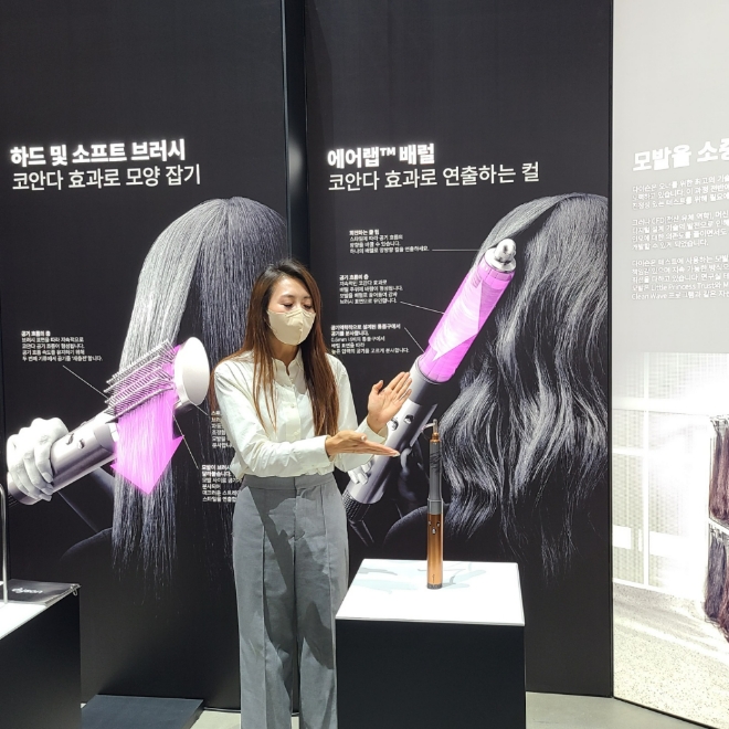 다이슨 선임 트레이너가 25일 서울시 성수동 레이어41에서 열린 '다이슨 에어랩 멀티 스타일러'의 론칭 행사에서 신제품에 대해 설명하고 있다. 사진=정진주 기자