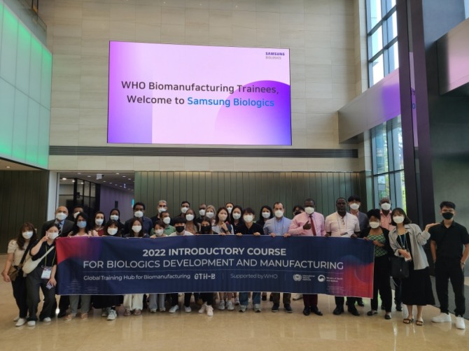 22일 WHO 글로벌 바이오 인력양성 허브 교육생 30여명이 인천 송도에 위치한 삼성바이오로직스 본사를 견학한 후 기념촬영을 하고 있다. 사진=삼성바이오로직스