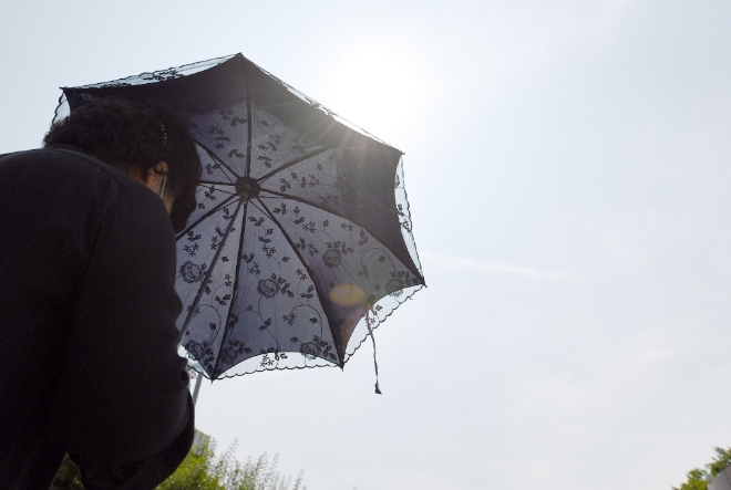 무더위가 기승을 부리고 있는 지난 6월 20일 오전 광주 서구 풍암호수공원에서 한 시민이 햇빛을 피하기 위해 양산을 쓰고 산책하고 있다. 사진=뉴시스