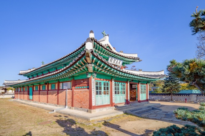도보 길을 걸으며 강화의 숨겨진 것들을 알 수있는 대한성공회 강화성이 웅장하다.
