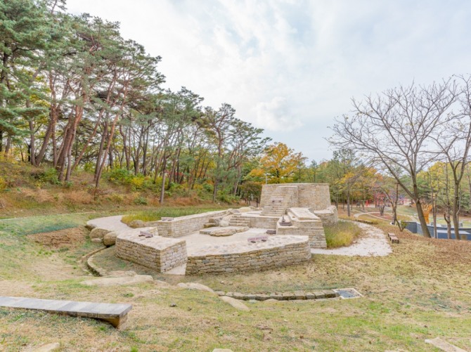 돌계단 918개를 딛고  정상에 도달하면 마니산_치유의 숲 참성단 모형이 있다 
