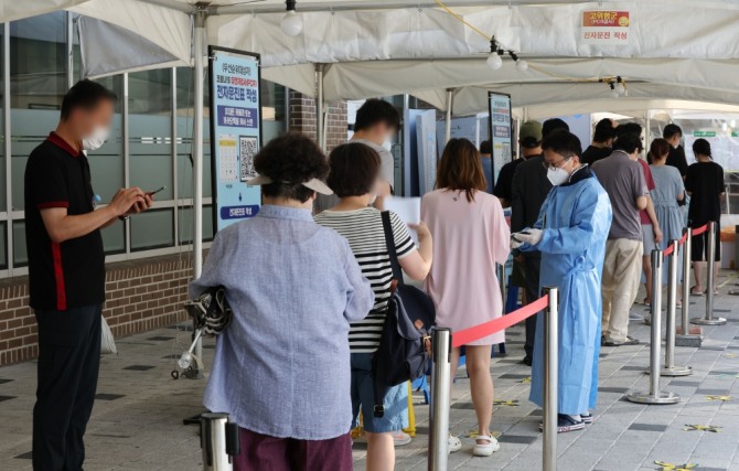 26일 오전 서울 마포구보건소 코로나19 선별진료소에서 검사를 받으려는 시민들이 줄을 서고 있다. 사진=연합