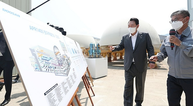 윤석열 대통령이 지난 6월22일 경남 창원 두산에너빌리티 원자력 공장을 방문해 APR1400 원자력발전소 조감도를 살펴보고 있다. 사진=뉴시스