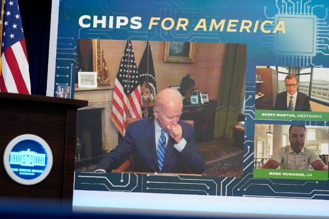 조 바이든 미국 대통령이 25일(현지시간) 백악관 사우스 코트 강당에서 기업 경영진, 노동계 지도자들과 화상으로 반도체법 관련 '칩스 법안'(Chips Act)을 화상시스템을 통해 논의했다. 사진=뉴시스