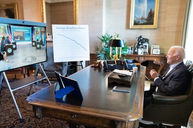 조 바이든 대통령이 최근 백악관 집무실에서 롤러블 터치스크린 TV ‘니트보드’를 보면서 줌 화상회의를 주재하고 있는 모습. 사진=백악관