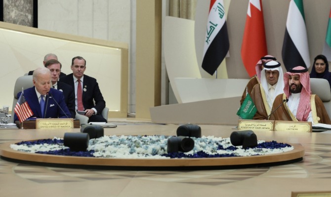 조 바이든 미국 대통령(왼쪽)과 빈 살만 사우디 왕세자가 회담을 하고 있다. 사진=로이터