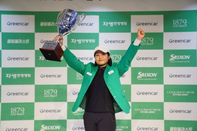 지난 24일 대전 골프존조이마루 경기장에서 열린 ‘2022 롯데렌탈 그린카 GTOUR 여자대회 4차’ 결선 시상식에서 우승자 홍현지가 사진촬영을 하고 있다. 사진=골프존