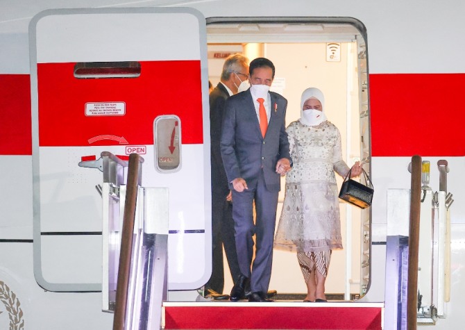 조코 위도도 인도네시아 대통령이 부인과 함께 비행기 트랩을 내려오고 있다.