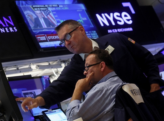 뉴욕증권거래소(NYSE) 트레이더들이 제롬 파월 연방준비제도(FED) 의장이 모니터에 나오는 가운데 일하고 있다. 사진=로이터