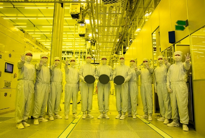 삼성전자 화성캠퍼스에서 3나노미터 웨이퍼를 보여주고 있다. 사진=삼성전자