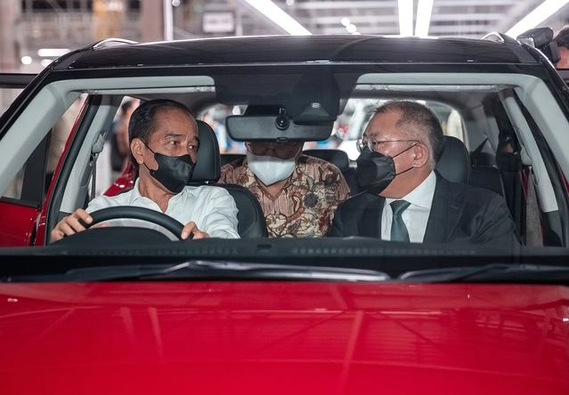 올해 3월 정의선 회장(오른쪽)과 조코위 대통령이 인도네시아 현지 생산 차량 크레타에 탑승해 대화를 나누고 있는 모습. 사진=현대차그룹