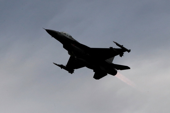 F-16 전투기의 공중 비행 훈련 모습. 사진=로이터