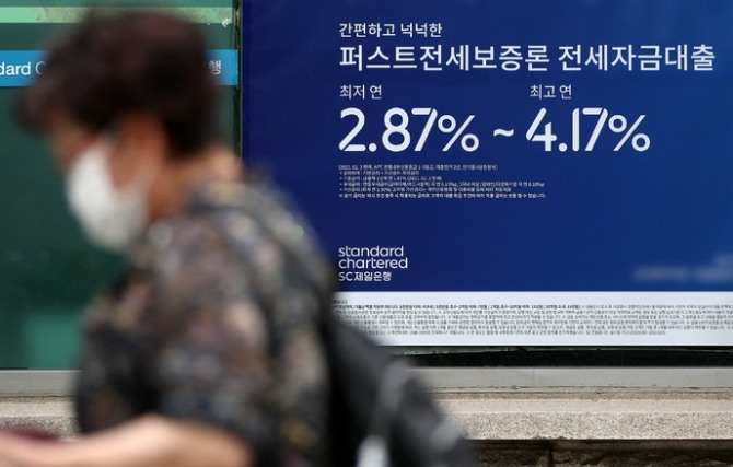 서울 시내 한 은행 외벽에 전세자금대출 관련 안내문이 붙어있다. [사진=뉴시스]