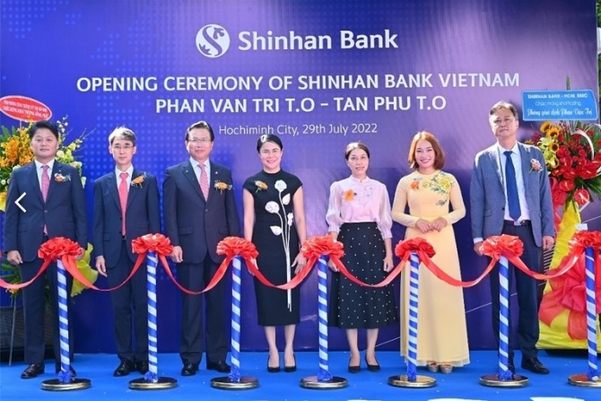 신한은행의 베트남 현지법인 신한베트남은행은 호치민시 판반찌·떤푸지점과 하노이시 호앙마이지점 등 총 3개 지점을 개점했다고 29일 밝혔다.