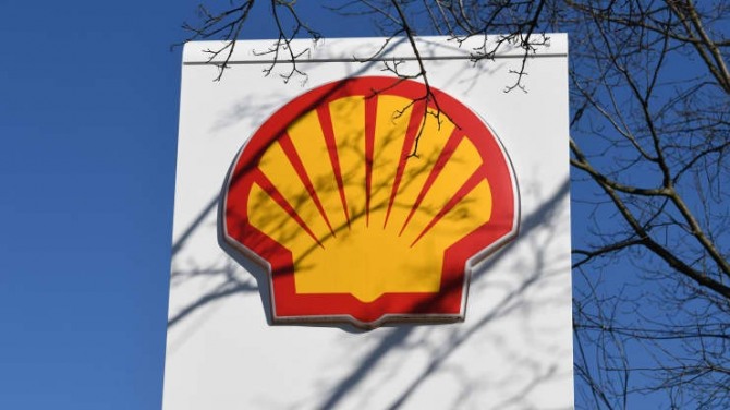 한 주유소에 걸린 유럽 석유기업 셸 로고.