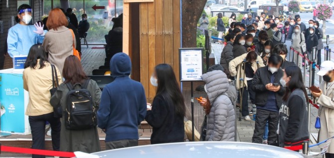 지난 27일 오전 서울 송파구보건소 선별진료소가 검사를 받으려는 시민들로 붐비고 있다. 사진=연합뉴스