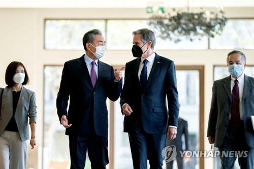 G20 외교장관회의에서 만난 토니 블링컨 미 국무장관과 왕이 중국 외교부장.사진=연합