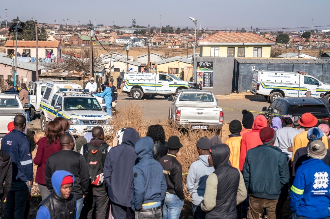지난 10일(현지시간) 남아프리카공화국 요하네스버그 소웨토 지역의 한 선술집에서 집단 총격 사건이 발생해 15명이 숨지고 여러 명이 중태에 빠졌다. 사진=뉴시스