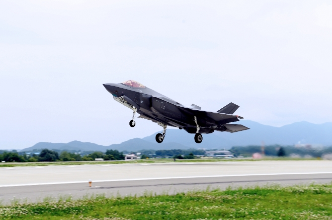 지난 11일부터 14일까지 한미 공군의 F-35A 연합비행훈련이 실시됐다. 지난 12일 한국의 전투기 F-35A가 청주 공군기지 활주로에서 힘차게 이륙하는 모습. 사진=뉴시스