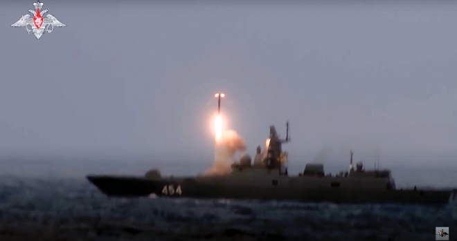 지난 2월19일 러시아 국방부가 공개한 영상을 캡쳐한 사진으로, 러시아군이 지르콘 순항미사일을 발사하고 있다. 사진=뉴시스 