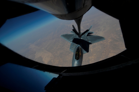 공중 급유 받는 F-22 스텔스 전투기 모습. 사진=로이터 