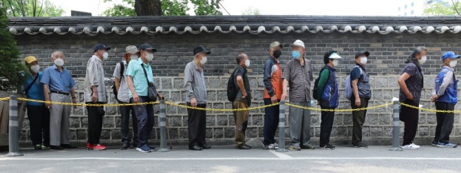 서울 종로구 탑골공원 원각사 노인무료급식소에 무료급식 대기줄이 이어지고 있다. 사진=뉴시스