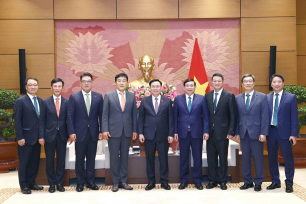 브엉 딘 후에(Vuong Dinh Huê) 베트남 국회의장(왼쪽 다섯 번째)이 김정태 전 하나금융그룹 회장(왼쪽 네 번째), 이은형 하나증권 사장(왼쪽 세 번째) 등 대표단과 기념사진을 촬영하고 있다. [사진=베트남 국영통신]