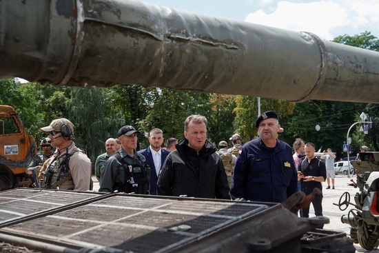 우크라이나를 방문한 폴란드 국방장관(왼쪽 세번째)의 무기 견학 모습. 사진=로이터