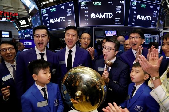 지난 2019년 8월 5일 뉴욕증권거래소(NYSE)에서AMTD 상장을 축하는 모습. 사진=로이터